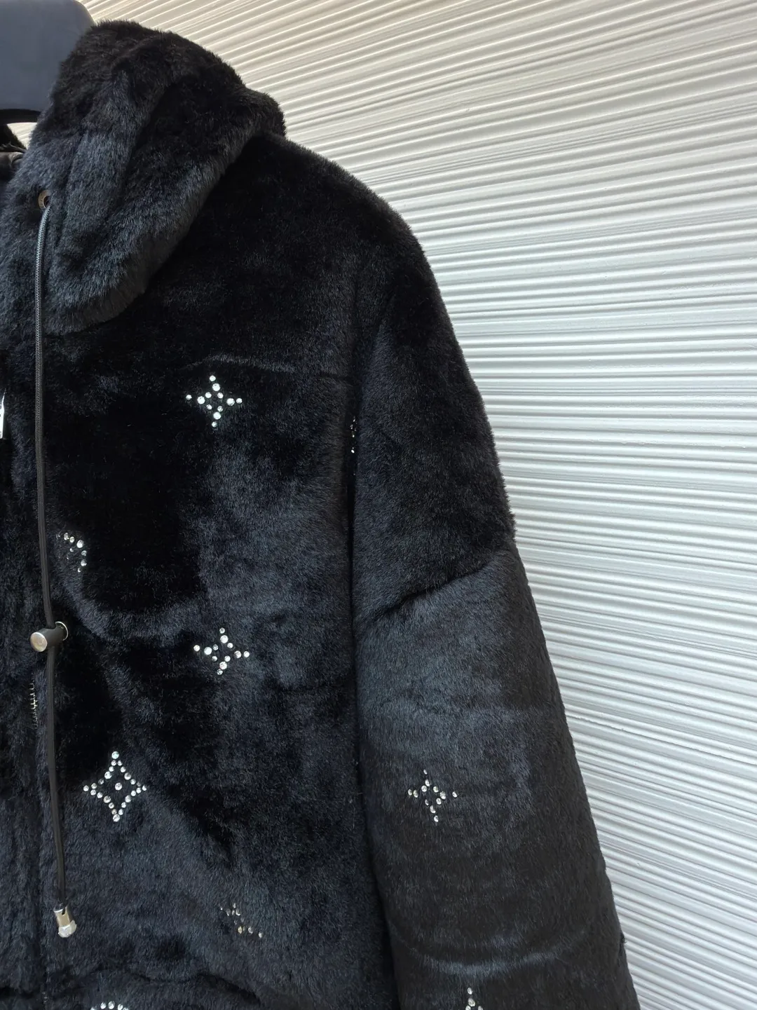 LOUIS VUITTON Rhinestone fur zipper hooded jacket ●Original version: Purchased and developed by 99989 ●Item number: 1680829-D15 ●Fabric: Rabbit fur blended fabric ●Technology: Infrared positioning production ●Version: Fitted version ●Weight: about 2070 grams ●Size: 46-48-50-52 ●Description: Customized high-quality faux fur mink fabric for the face, using a new type of fabric made of rabbit fur blended synthetic fiber. It has rich plush, smooth color, smooth and soft feel and excellent warmth retention. The rhinestones are decorated using rhinestone hot-drilling technology. They are made according to the original pattern. The material is customized according to the shape and size of the plate. It is made by infrared positioning and manual hot pressing. The inner lining is made of custom-made French Bazaar black Guli grain leather, with unparalleled texture and luster, natural texture, and comfortable skin fit. Use professional grinding tools to carefully treat the leather surface, and then use special agents to polish the leather to improve the overall beauty of the leather. The whole embroidery is made with positioning technology. The needle-stitching technique is mainly used to fill in the slender and curved lines of the embroidery shape, which can show the details and layering of the pattern. The silver-plated zipper placket and hat rope pearl pendant are all made of pure copper-plated molding without cutting corners. The pockets on both sides of the front form kangaroo pockets. It has a loose silhouette and a full set of customized three-label accessories. The upper body is stylish and has good texture, which distinguishes it from the wrong versions on the market. The overall wiring is straight and delicate, the fabric is comfortable and soft, and the color is consistent without color difference. It can be matched with the same style to create a fashionable look and control various occasions. Customized accessories, complete with three standards, same style for men and women!